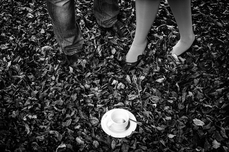 coffee-cup-feet-leaves